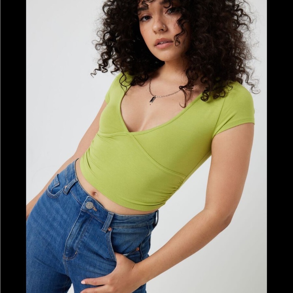 Garage Gabriella V-Neck cropped short sleeve Tee Size Large Dark Citron